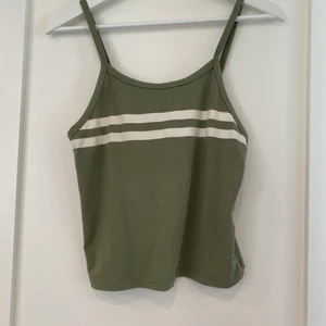 Linne från bikbok stl S - Grönt Linne från Bikbok stl S, näst intill oanvänt.  (Säljes för 50kr ink frakt)