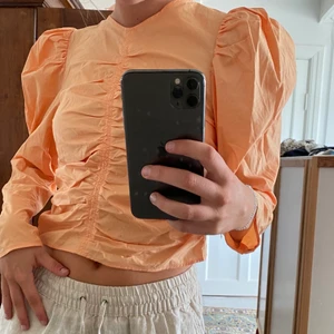 Orange blus - Orange blus med puffärmar och rynkdetaljer, nyskick.