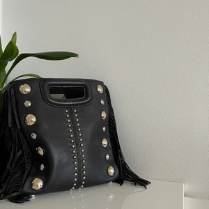 Maje väska - säljer min super fina maje väska som nu inte längre kommer till användning. Använd ett fåtal gånger men inga slitningar eller fula märken förutom ”maje” texten som försvunnit lite. Man får även med orginalbandet och dustbagen!