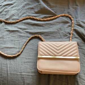 Fin Handväska  - Fin rosa handväska, inga fläckar och inget dom är trasig. Precis som ny