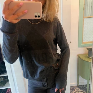 Grå sweatshirt  - Grå sweatshirt, lite oversized. Köparen står för frakten.