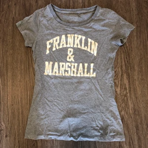 Franklin & Marshall T-shirt - Säljer denna snygga t-shirt då den inte kommer till användning längre. Buda från 50:- eller kom med förslag på ett pris du vill ge. Du själv får stå för fraktkostnaden.