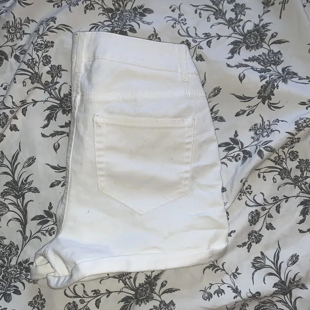 Helt nya vita lågmidjade jeansshorts✨💕 kommer inte till användning . Shorts.