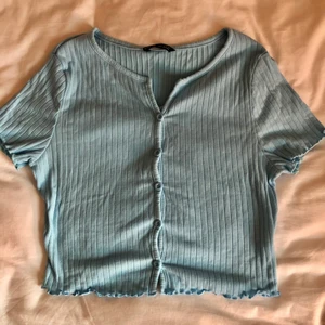 Blå topp!! - Ljusblå topp från Shein med knäppning fram! Går att använda både som topp och kofta 🤍 helt ny och endast testad! Köpt för 99kr! Storlek M men passar även S & XS!!