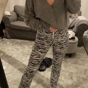 Zebra byxor - Säljer dessa zebra byxor, kan inte minnas vart jag köpt dem tyvärr. Knappt använda. 