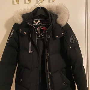 moose knuckles 3q stl M - Hej säljer min fina jacka då jag köpt nu , den är inköpt i början av året o h kvitto finns givetvis , den är väldigt sparsamt använd så den är i nyskick. Om du har övriga funderingar får du gärna höra av dig mvh Jasmina