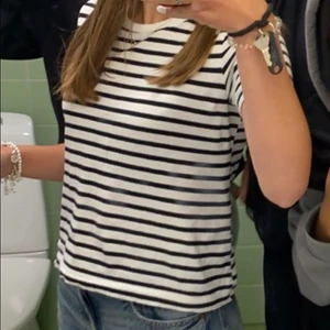 randig t-shirt  - fin randig t-shirt från ZARA. Köparen står för frakten😊