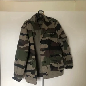 Camou jacka t salu - Säljer denna sjukt snygga camojacka med tryck på ryggen. Jackan är i storlek S men passar xs-m. Den är köpt i spannien och har ett sjukt coolt tryck på ryggen vilket gör den så unik. Gör gärna en snabb affär!!