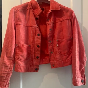 Levis jacka i manchester - En korall färgad Manchester jacka från Levis, köpt i new york,  storlek XS, pris 300 kr men kan diskuteras, köparen står själv för frakten 
