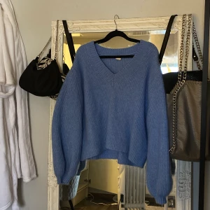 Stickad tröja  - Fin stickad tröja i stl Xs men passar också S/M. Inga tecken på användning. Frakt tillkommer🥰