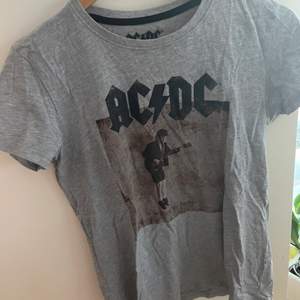 Säljer min ACDC t-shirt! Jätte fint skick då den knappt är använd! Säljer billigt då jag behöver pengar och rensar mina kläder!🥰