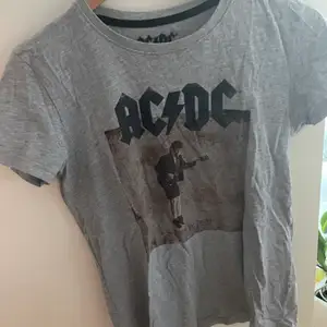 Säljer min ACDC t-shirt! Jätte fint skick då den knappt är använd! Säljer billigt då jag behöver pengar och rensar mina kläder!🥰