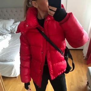 Bikbok puffar jacket - Röd bikbok jacka i xs, men passar även S och M. Mycket bra skick och endast använd ett fåtal gånger. Jackan har avtagbar luva och dragsko. Köparen står för frakt och hör gärna av dig vid frågor :)❤️