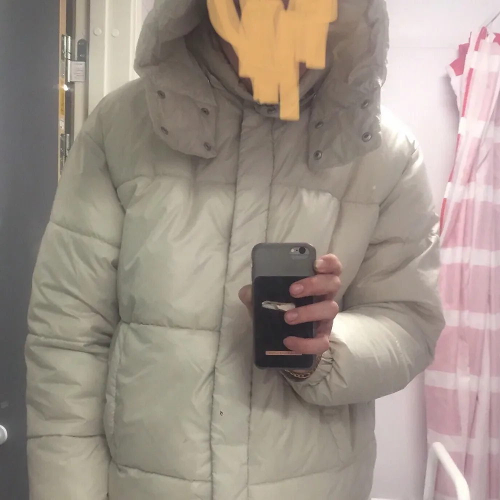 Snygg vit/kräm färgad jacka från märket ”Weekday” som såldes ut fort och är  eftertraktad . Dam-Modell strl S (oversized) passar flera storlekar och unisex. Jackan är glansig, har en knapp luva likt moncler tex. VARM o mysig,  kvaliteten är i nivå med premium vinterjackor. Skick: 9/10 jättesparsamt använd, inga skador eller missfärgningar!    (Högst bud i kommentarer börjar på: 350:-, ELLER första att köpa för 599:-, innan buden gått högre än 599). Jackor.