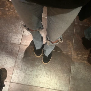 Jeans - Skitsnygga jeans med slits, egen klippta hål+slits🙌🏽 