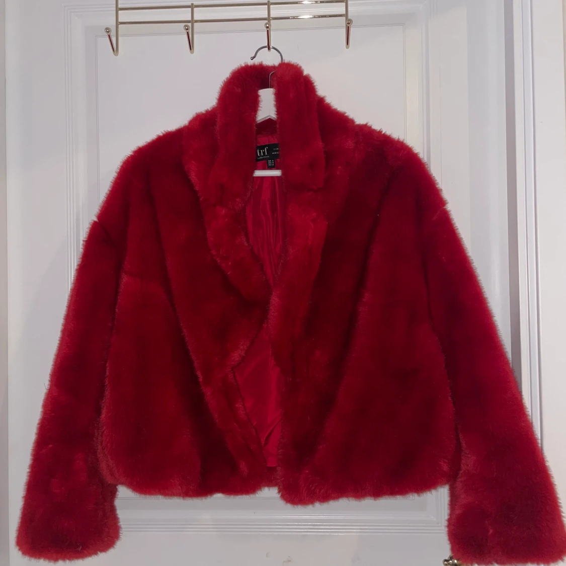 Röd pälsjacka fuskpäls