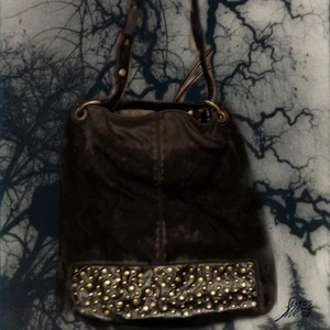 Svart väska - Rätt sliten velvet väska med coola metall- och (vegan)läder-detaljer 🐵 en får plats med massor + justera bandet! Finns ändå lite liv kvar i den tycker jag, så tveka inte att få på köpet ifall ni köper något annat från profilen! 