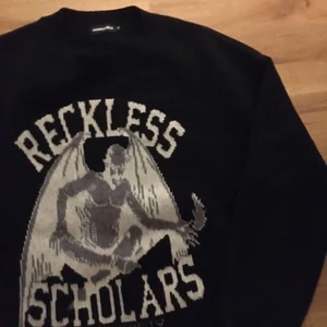 Reckless knitted  - Reckless scholars knitted sweatshirt. 10/10 never used Size:M. Mer bilder går lösa