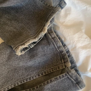 Zara jeans  - Kommer nu sälja mina fina jeans från zara då dem inte kommer till användning längre tyvärr , dem går och köpa direkt för 300kr. Man betalar frakten själv med de är spåbar frakt 