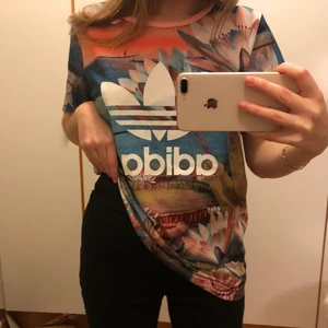 Adidas t-shirt - Adidas t-shirt. Aldrig använd, inte min stil:(. 