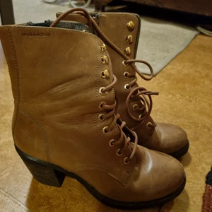 Vagabondstövlar - Säljer ett par vagabond stövlar i typ nyskick. Strl 37! Äkta skinn. Finns i nälsta/vällingby kan mötas upp beroende på vart.