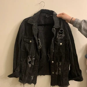 Sliten jeansjacka  - Sliten svart jeansjacka. Den är i fint skick. 
