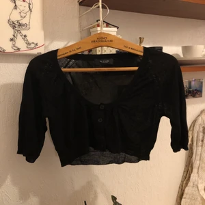 Croppad kofta! - Söt croppad kofta som tyvärr är lite för stor för mig som är en storlek XS! Koftan är M! Superfin över ett linne! 😍