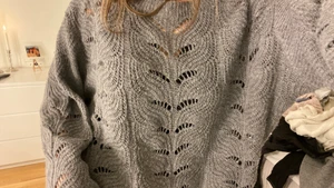 Stickad tröja strl M - Lätt stickad tröja i strl M/eller oversized S skulle jag säga. Jätte lyxig och inte alldeles för varm💗