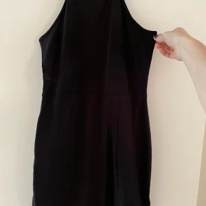 Klänning - Svart tight klänning. Tyvärr för kort för mig som är 1,74 cm. 