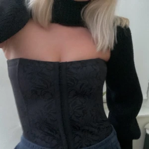 Korsett  - Säljer min helt nya korsett från zalando. Storlek L. Väldigt liten i storleken. Passar som xs/s