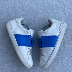 Valentino open sneaker - Valentino open sneaker   Skick - 8/10, en spike saknas på insidan, annars är dom i riktigt bra skick  Storlek 41, passar 42/42.5