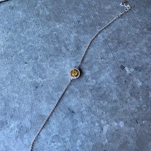 Lily and rose armband - Detta armband fick jag för ca 4 årsedan och knappt använt, så det är så gott som nytt! Silvrigt armband med en gul Sten i. Nypris 299 kr