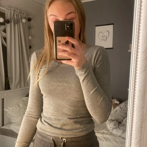 Grå långärmad strl XS/S - En helt vanlig grå långärmad tröja i storlek XS/S, den sitter inte överdrivet tight men inte för pösigt heller. Använd max 2/3 ggr. 