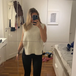 Vit väst  - Säljer min vita väst som är knyten på sidorna o öppen. Använder den inte längre.