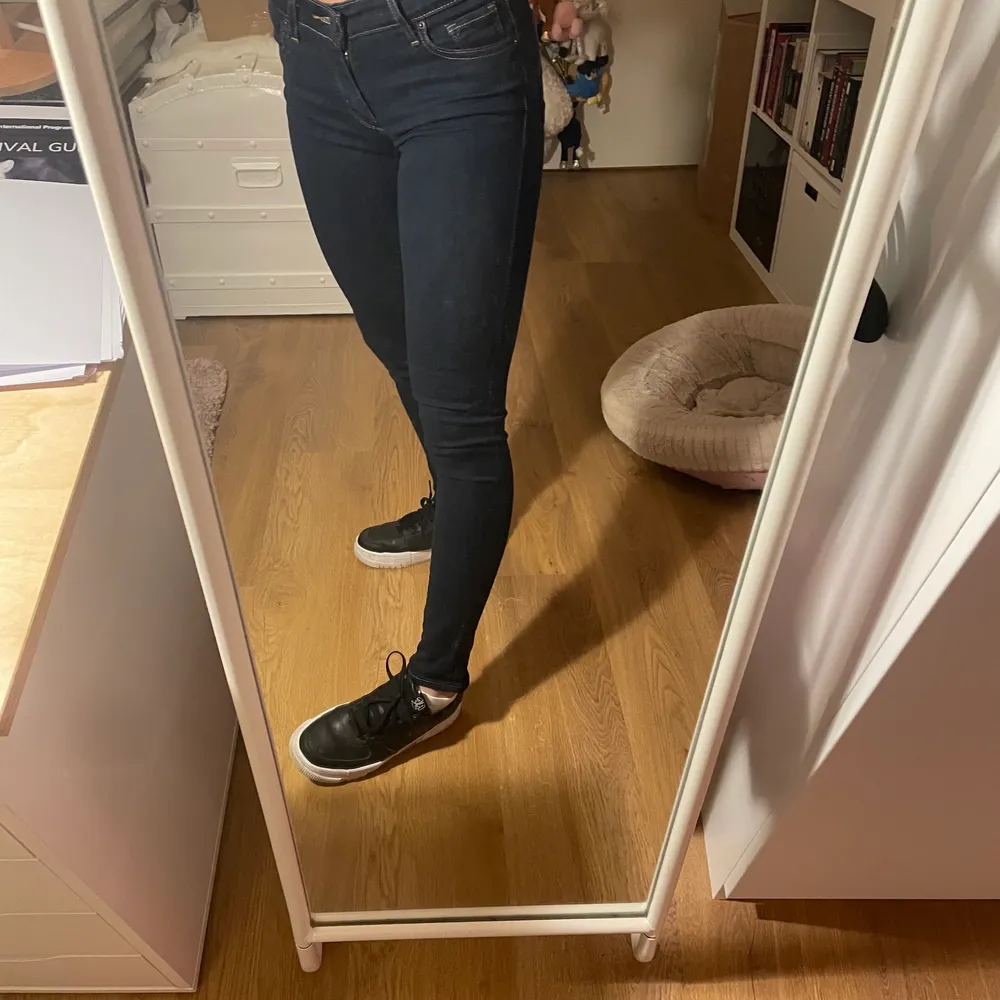 Från Levis. Storlek 23 längd 30. Aldrig använda. Jag är 164 cm. Mörkblå. Farkut & Housut.