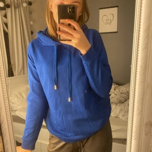 Klarblå hoodie strl xs - Vet faktiskt inte varifrån denna klarblåa hoodie är. Men storleken är jag rätt säker på, XS. En jättefin blå färg har den. Sitter bra och är inte för liten eller stor. Använd förut.