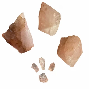 Rosenkvarts - Säljer rosenkvart för olika priser mellan 0-60kr, kan även mötas i Sundsvall. De är äkta och hittade i norra Sverige. Du får med 1-2 rökelser på köpet. De finns i fler storlekar än dom på bilen, fråga även om du vill ha fler bilder.:-)