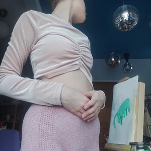 Wawawo roosch krossad topp - Lovely topp av krossad rosa sammet med roosch vid bysten så en ser ut att ha lite badonks 🥰🥲 fantastiskt mysig men blir inte använd.