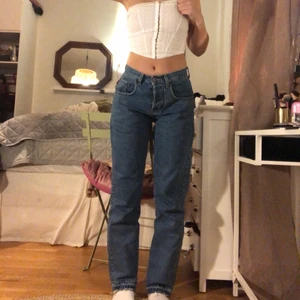 Lågmidjade byxor - Ett par blå byxor i storlen 36 från jack and Jones sitter skit bra på!.