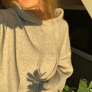 Stickad hoodie - En jättefin stickad hoodie från HM, säljer pga har två st :) är varsamt använd och inte nopprig, är lite större än en vanlig S men sitter snyggt oversized. 💕💕