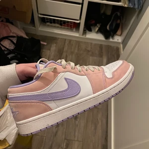 Jordans - Säljer mina favvo skor från Nike få jag köpt ett par andra, i bra skick och väl omhändertagna. Nypris runt 3000🥰