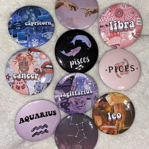 Pins stjärntecken / zodiac - Säljer dessa för 10kr/styck + frakt <alternativt> få gratis vid köp att klädesplagg 🌸 skriv för att veta vilka som finns kvar! Fler pins i mina andra inlägg🎀