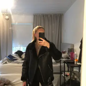 Superfin jacka från zara i liknande skinnimitation med päls på insidan! Säljer pga att den inte kommer till användning så mycket längre❤️ köpt för 1195kr, säljer för 600kr + frakt, eller högst budande!🥰 