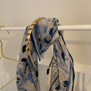 Diadem  - Super fint diadem från H&M!💖 är guldigt med nitar på och har lite gummi på sig så det ej ska skava vid öronen👍🏽snabb affär=bättre pris! Köparen står för frakten som tillkommer