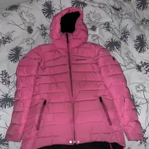En rosa jack från peak performance i storlek M använd en vinter har ett hål på ryggen men inget som syns 