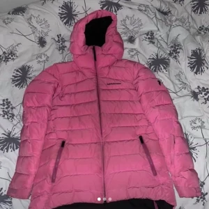 Peak performance jacka - En rosa jack från peak performance i storlek M använd en vinter har ett hål på ryggen men inget som syns 