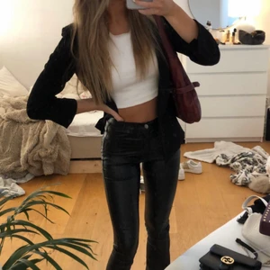 skinn byxor - säljer dessa skinn bootcut byxor som är i storlek 34 men är stresståliga och passar mig som även kan ha 36 i byxor!! inte alls slitna då de knappt använts eftersom jag har flera liknande🧸