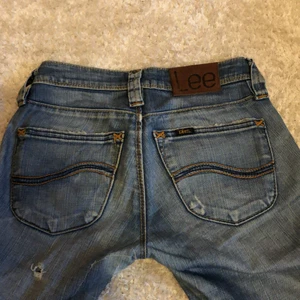 lågmidjade jeans - lågmidjade Lee jeans med coola fickor på baksidan, lätt utsvängda. Midjemåttet är ungefär 35cm och innerbenslängden är 75cm