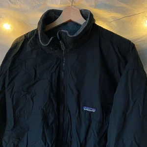 Patagonia jacka - Jacka från patagonia, vintage! Den är svart med grå fleecefodring. Jättefint skick. Varm och så så snygg. Säljer då den tyvärr är för stor för mig :( pris kan diskuteras! Kan mötas i Malmö eller skickas 🥰