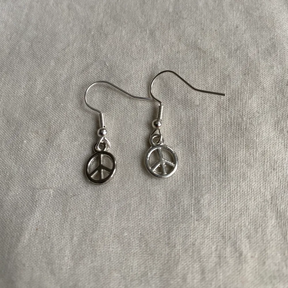 Dessa är nyckelfria små jätte fina och enkla i silver färg 💞 frakten kostar 13kr ma får fraktbevis . Asusteet.
